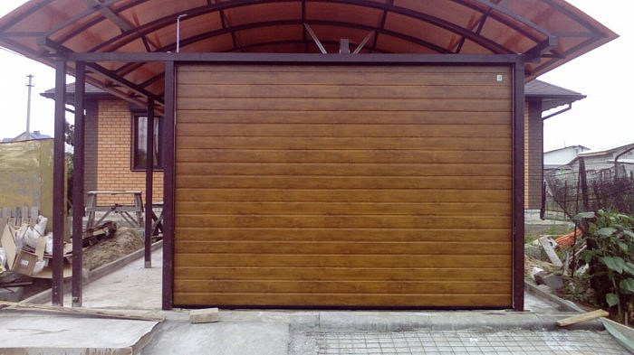 Секционные ворота ALUTECH золотой дуб
